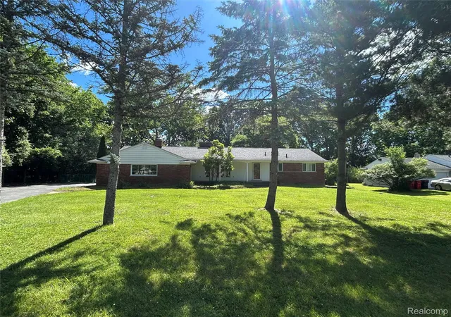 Photo 3 of Single family home for sale at 25426 Edgemont Dr, Southfield, MI 48033 | MLS# 20261046478 | Listing updated on 2026-07-16