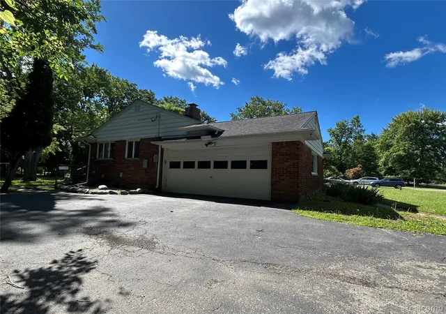 Photo 4 of Single family home for sale at 25426 Edgemont Dr, Southfield, MI 48033 | MLS# 20261046478 | Listing updated on 2026-07-16