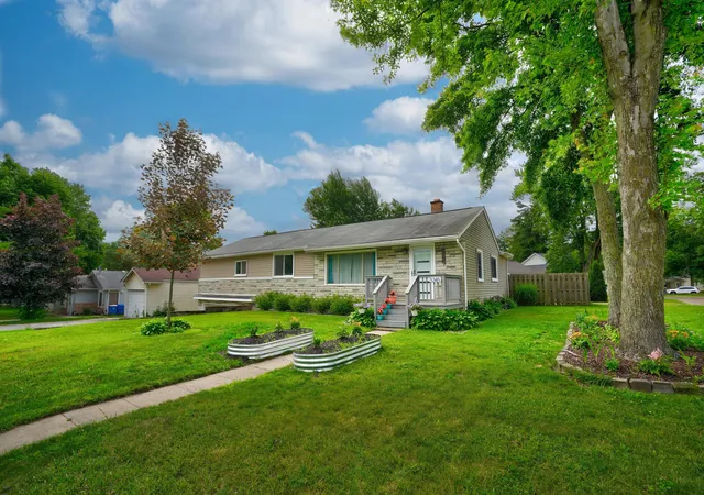 Photo 4 of Single family home for sale at 5345 Clinton River Dr, Waterford, MI 48327 | MLS# 65026030611 | Listing updated on 2026-06-19