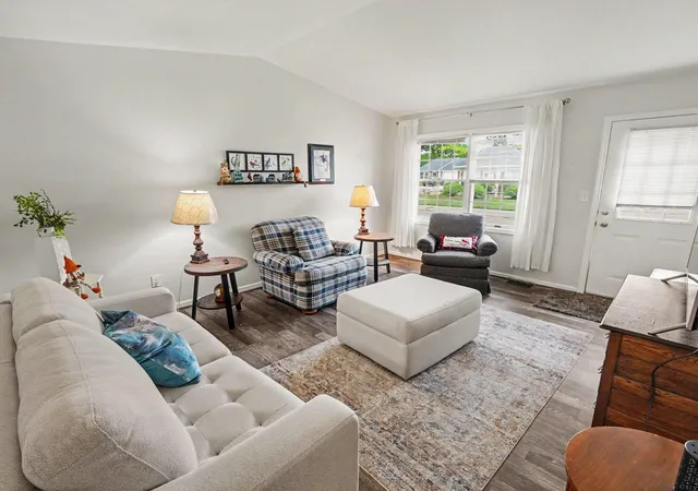 Listing Photo 4 - Condo for sale in building located at 563 Yorkshire Sq, Milan, MI 48160