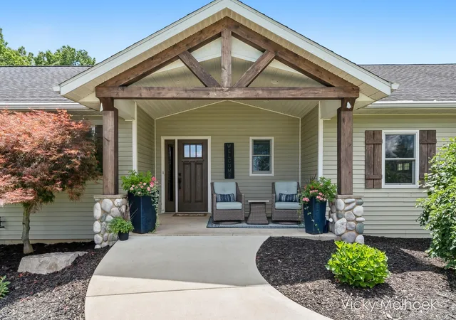 3rd image of 817 Pheasant Ridge Dr, Hastings, MI 49058 | MLS# 65026030660