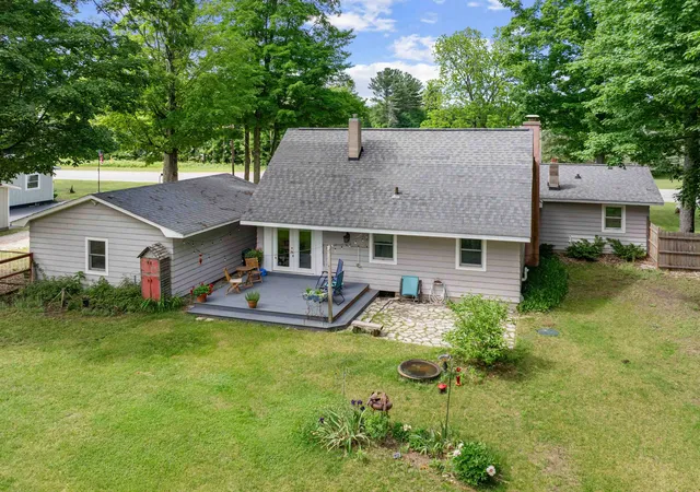 Photo 4 of Single family home for sale at 9055 Homestead Rd, Benzonia, MI 49616 | MLS# 78080069972 | Listing updated on 2026-09-19