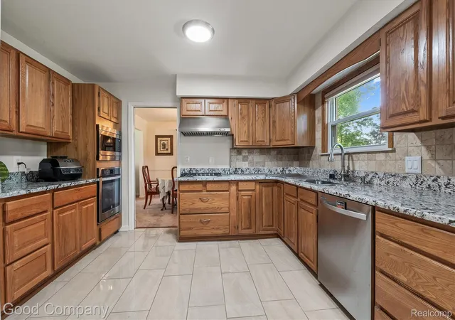 4th image of 833 Cobblestone Dr, Rochester Hills, MI 48309 | MLS# 20261046607
