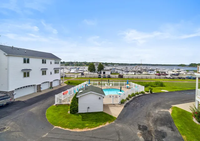 4th image of 8668 Ellenwood Dr Dr, Montague, MI 49437