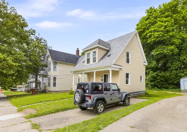 Photo 3 of Single family home for sale at 1030 S Jackson St, Jackson, MI 49203 | MLS# 53026030764 | Listing updated on 2026-07-26
