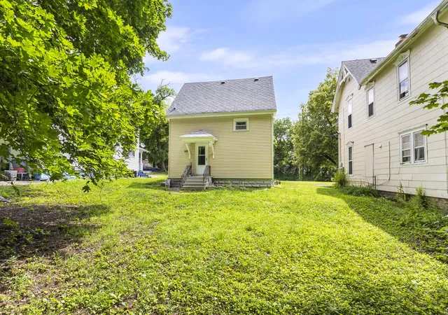 Photo 3 of Single family home for sale at 1030 S Jackson St, Jackson, MI 49203 | MLS# 53026030764 | Listing updated on 2026-07-26