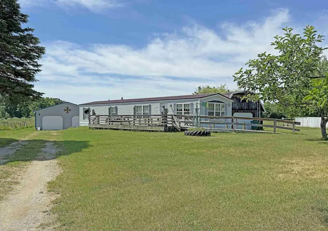 Photo 1 of Single family home for sale at 300 E Winegars Rd, Gladwin, MI 48624 | MLS# 61050212141 | Listing updated on 2026-06-22