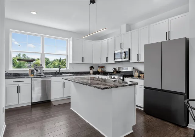 2nd image of 3981 Trailway Commons Cir, Auburn Hills, MI 48326 | MLS# 58050212154