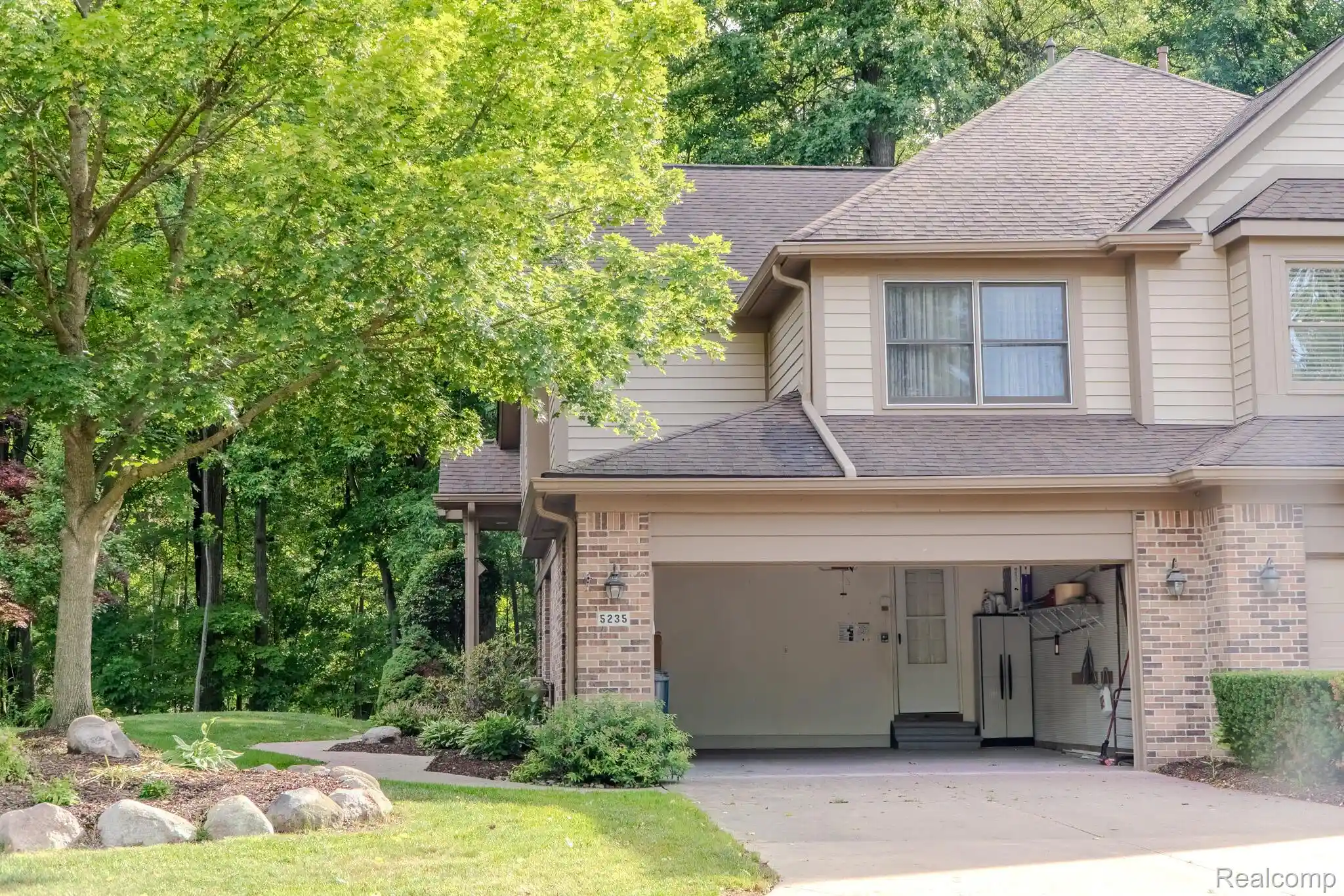 Listing Photo 2 - Condo for sale in 5235 Royal Vale Ln located at 5235 Royal Vale Ln, Dearborn, MI 48126 - Unit #70