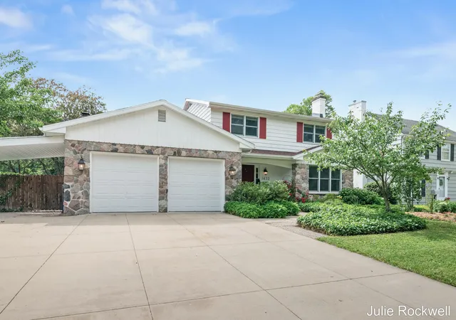 Photo 1 of Single family home for sale at 1433 Sherwood Ave Se, Grand Rapids, MI 49506 | MLS# 65026030854 | Listing updated on 2026-09-11