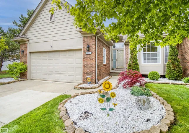 Listing Photo 2 - Condo for sale in building located at 14984 Heather Pointe Dr, Sterling Heights, MI 48313
