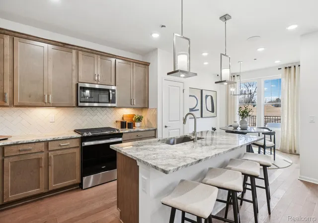 Listing Photo 5 - Condo for sale in building located at 296 Lantana Dr, Howell, MI 48843