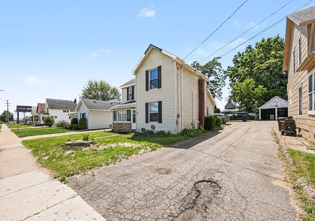 Photo 3 of Single family home for sale at 1024 Cooper St, Jackson, MI 49202 | MLS# 81026030934 | Listing updated on 2026-09-11