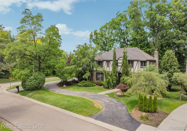 Photo 2 of Single family home for sale at 2250 Bloomfield Woods Ct, West Bloomfield, MI 48323 | MLS# 20261046937 | Listing updated on 2026-09-06