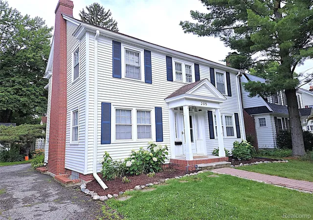 Photo 2 of Single family home for sale at 205 E Iroquois Rd, Pontiac, MI 48341 | MLS# 20261046959 | Listing updated on 2026-09-04