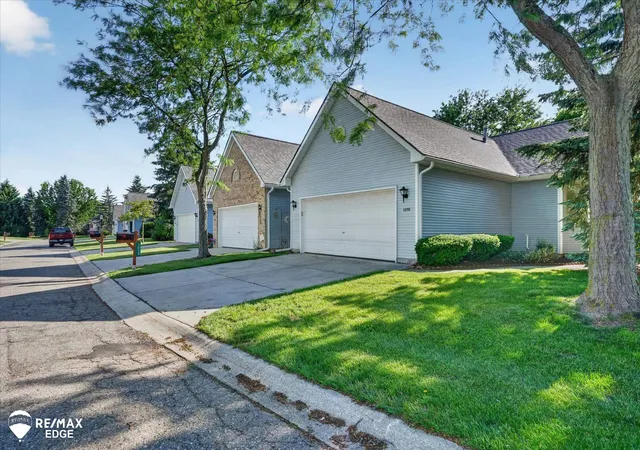 Listing Photo 4 - Condo for sale in building located at 1060 Julie Dr, Davison, MI 48423