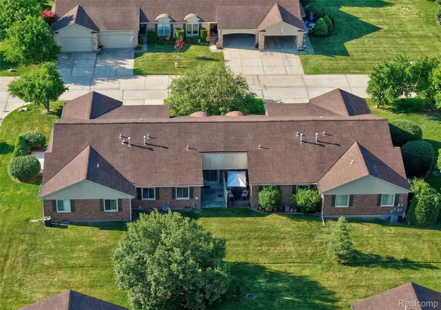Listing Photo 4 - Condo for sale in building located at 15908 Plymouth Dr, Clinton Township, MI 48038 - Unit #387