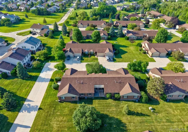 Listing Photo 5 - Condo for sale in building located at 15908 Plymouth Dr, Clinton Township, MI 48038 - Unit #387
