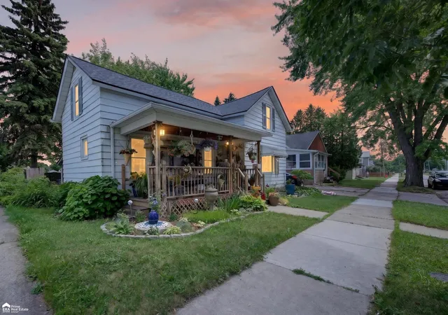 Photo 2 of Single family home for sale at 1409 Stanton St, Bay City, MI 48708 | MLS# 5050212262 | Listing updated on 2026-08-28