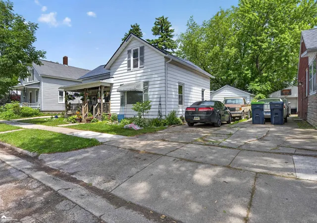 Photo 3 of Single family home for sale at 1409 Stanton St, Bay City, MI 48708 | MLS# 5050212262 | Listing updated on 2026-08-28