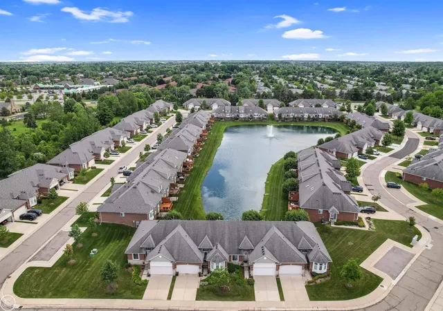 Listing Photo 2 - Condo for sale in building located at 14822 Vlg Park Cir, Shelby Township, MI 48315
