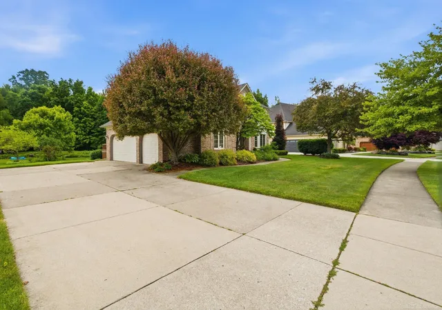 Photo 3 of Single family home for sale at 14450 Knightsbridge Dr, Shelby Township, MI 48315 | MLS# 58050212280 | Listing updated on 2026-09-01