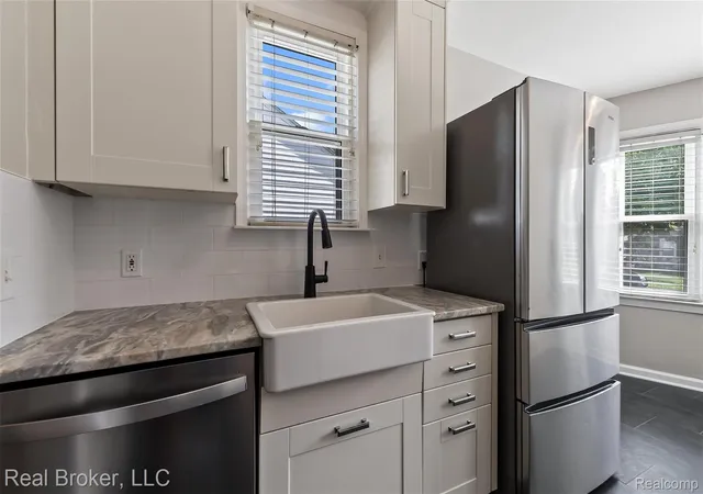Photo 3 of Single family home for sale at 1516 Hoffman Ave, Royal Oak, MI 48067 | MLS# 20261047129 | Listing updated on 2026-09-26