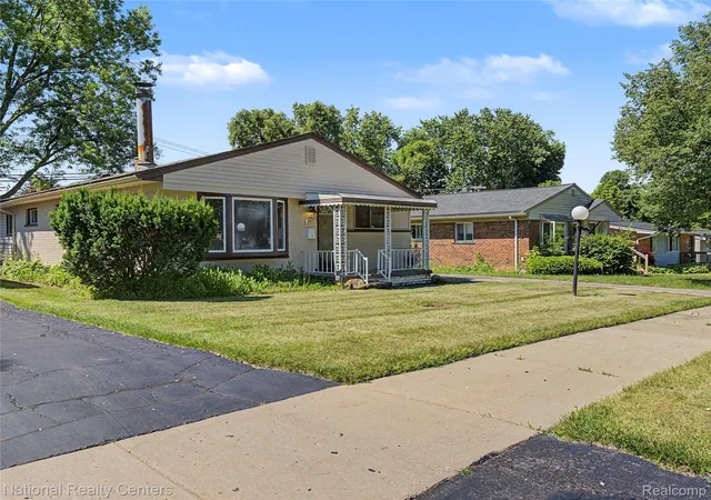 Photo 2 of Single family home for sale at 1260 Maurer Ave, Pontiac, MI 48342 | MLS# 20261047221 | Listing updated on 2026-10-03