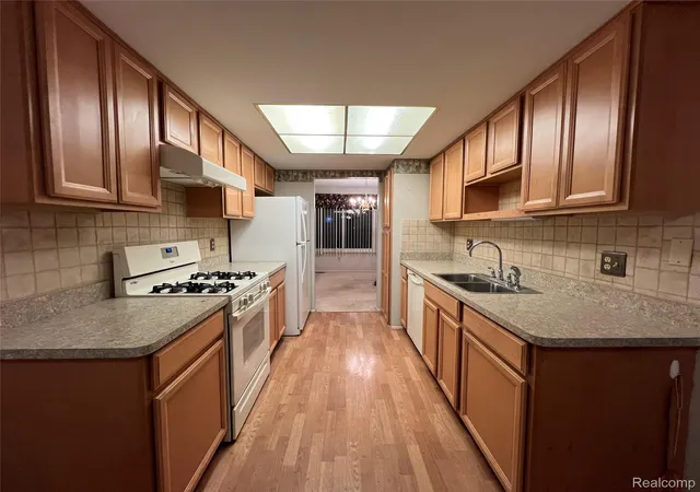 Listing Photo 4 - Condo for sale in building located at 37407 Charter Oaks Blvd, Clinton Township, MI 48036