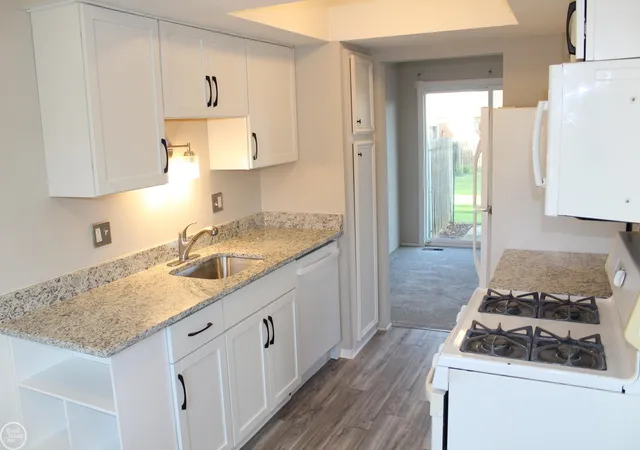 Listing Photo 5 - Condo for sale in building located at 37448 Charter Oaks Blvd, Clinton Township, MI 48036