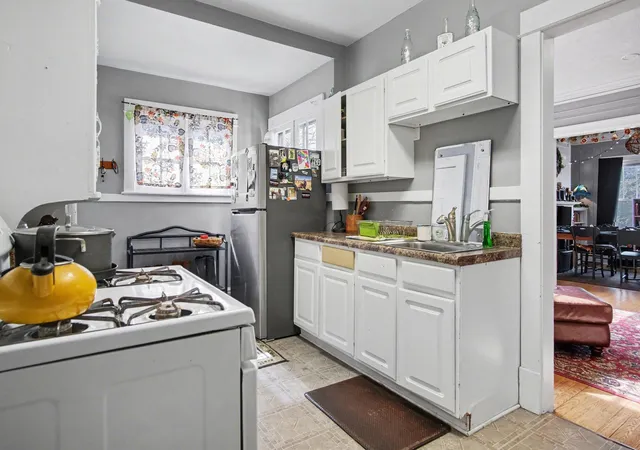 Listing Photo 2 - Condo for sale in building located at 606 Fairview Ave NE, Grand Rapids, MI 49503