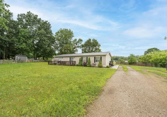 2nd image of 430 N Blue Creek Rd, Benton Harbor, MI 49022 | MLS# 66026031117