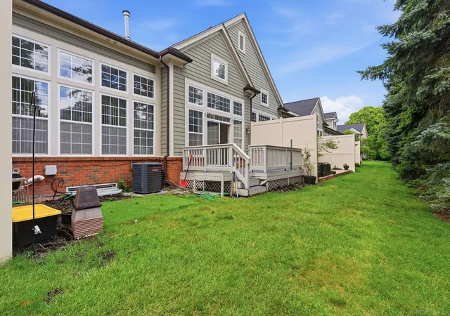Listing Photo 2 - Condo for sale in building located at 4048 Summerfield Dr, Troy, MI 48085 - Unit #