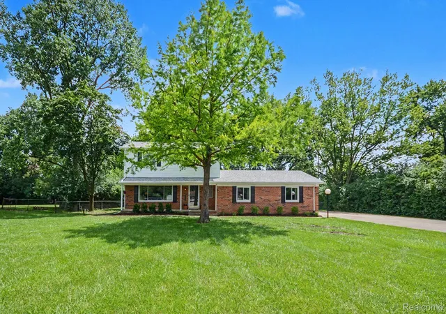 Photo 3 of Single family home for sale at 24474 Springbrook Dr, Farmington Hills, MI 48336 | MLS# 20261047388 | Listing updated on 2026-10-10