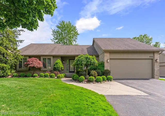 Photo 1 of Sale Pending at 5725 Ridgewood Rd, West Bloomfield, MI 48322 | MLS# 20261047438 | Listing updated on 2026-08-31