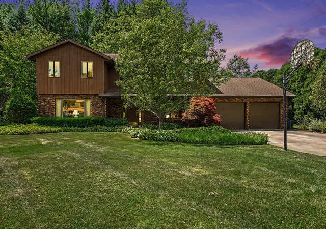 Photo 2 of Single family home for sale at 2616 Oakbrook Dr, Saint Joseph, MI 49085 | MLS# 69026031280 | Listing updated on 2026-09-14