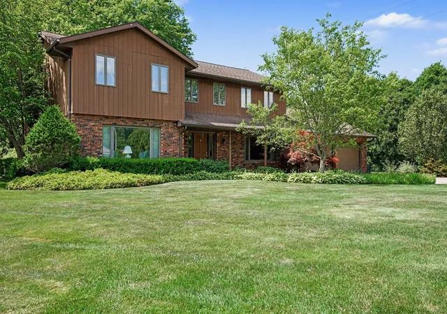 Photo 3 of Single family home for sale at 2616 Oakbrook Dr, Saint Joseph, MI 49085 | MLS# 69026031280 | Listing updated on 2026-09-14