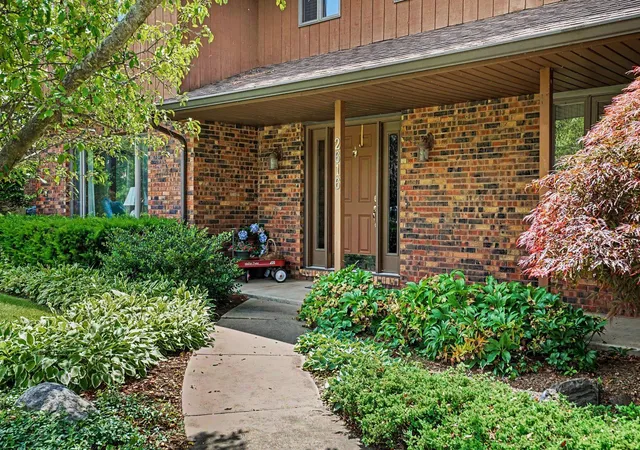 Photo 3 of Single family home for sale at 2616 Oakbrook Dr, Saint Joseph, MI 49085 | MLS# 69026031280 | Listing updated on 2026-09-14