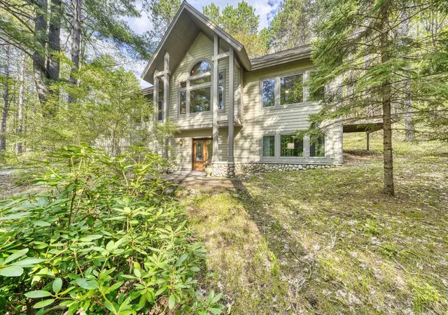 Photo 1 of Single family home for sale at 4678 Lands End Rd, Traverse City, MI 49686 | MLS# 78080070110 | Listing updated on 2026-09-04