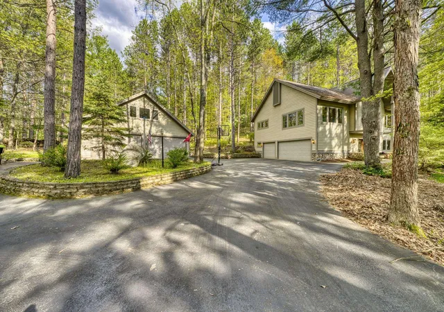 Photo 4 of Single family home for sale at 4678 Lands End Rd, Traverse City, MI 49686 | MLS# 78080070110 | Listing updated on 2026-09-04