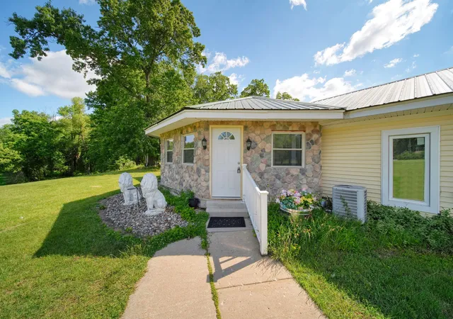 Photo 3 of Single family home for sale at 5995 N Sandstone Rd, Jackson, MI 49201 | MLS# 55026031340 | Listing updated on 2026-09-13