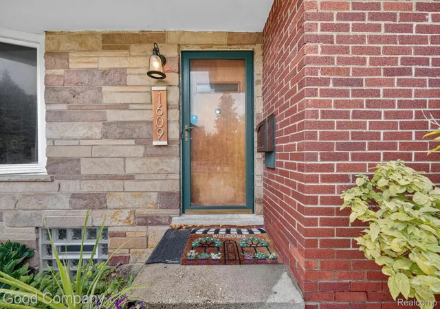 Photo 3 of Single family home for sale at 1609 W 12 Mile Rd, Royal Oak, MI 48073 | MLS# 20261047712 | Listing updated on 2026-08-02