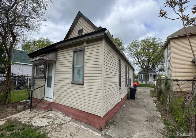 Photo 3 of Single family home for sale at 253 Beechwood St, River Rouge, MI 48218 | MLS# 20261047751 | Listing updated on 2026-08-26