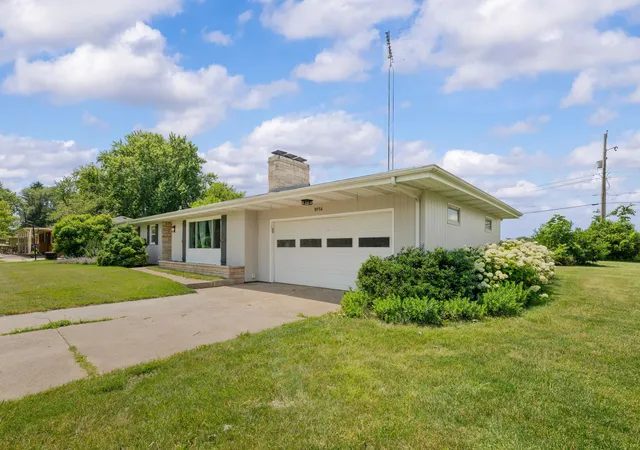 Photo 3 of Single family home for sale at 8956 Maplewood Dr, Berrien Springs, MI 49103 | MLS# 69026031408 | Listing updated on 2026-09-10