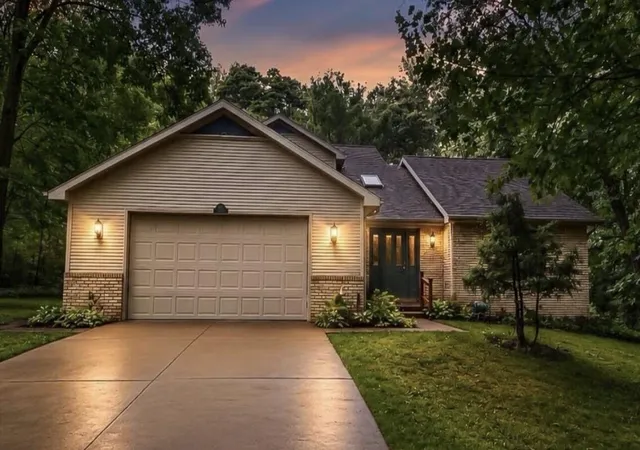 Photo 2 of Single family home for sale at 2900 Noon Rd, Jackson, MI 49201 | MLS# 53026031412 | Listing updated on 2026-08-24