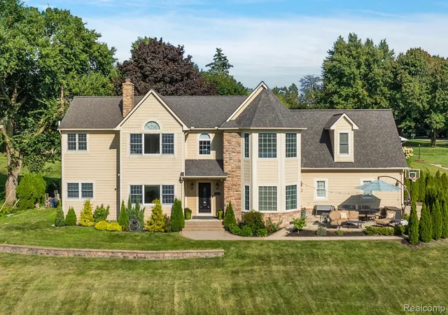 Photo 1 of Single family home for sale at 1370 Fieldway Dr, Bloomfield Hills, MI 48302 | MLS# 20261047777 | Listing updated on 2026-08-02