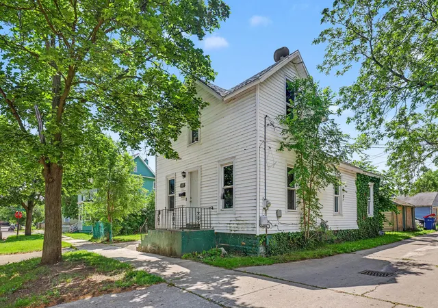 3rd image of 740 12th Street NW, Grand Rapids, MI 49504 | MLS# 65026031425