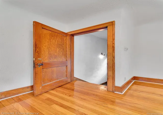 3rd image of 21516 Oxford Ave, Farmington Hills, MI 48336 | MLS# 20261047883