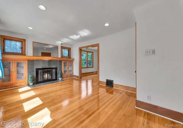 5th image of 21516 Oxford Ave, Farmington Hills, MI 48336 | MLS# 20261047883