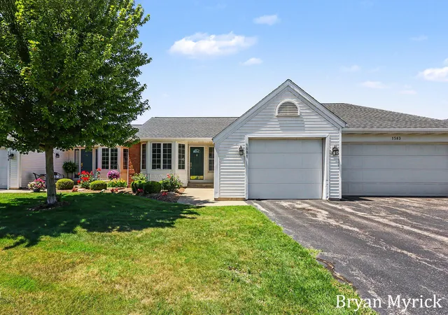 Listing Photo 2 - Condo for sale in building located at 1581 Castlemaine Dr, Zeeland, MI 49464-9083 - Unit #2